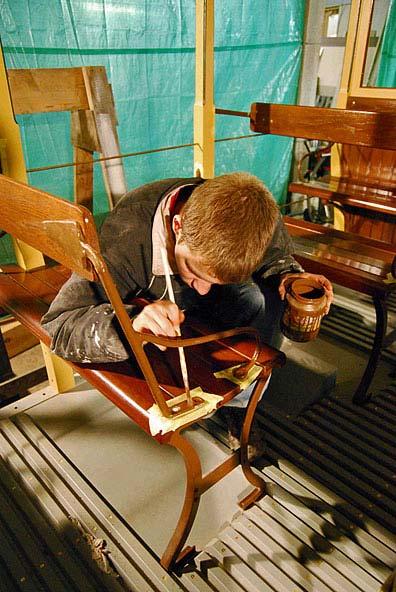 Raidan malli on saatu vanhimmista valokuvista 1920-luvulta ja vastaa siten alkuperäistä. Maalaus tehtiin tarkoin arkkitehdin laatiman piirustuksen mukaan.