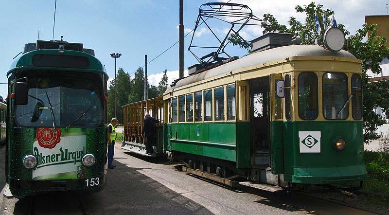 6 / 19 22.4.2018 klo 11:04 Juna Koskelassa. Ensimmäinen matka meni oikein jouheasti. 233 sai ansaitsemaansa huomiota matkan varrella. Koskelassa alkoi vaunun 233 katsastus.