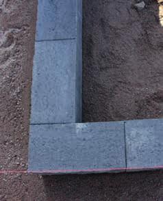 Rustikon ladonta ja asennus Muurikivien asennus aloitetaan hyvin tiivistetyn ja tasatun asennushiekan tai maakostean betonimassan päältä.