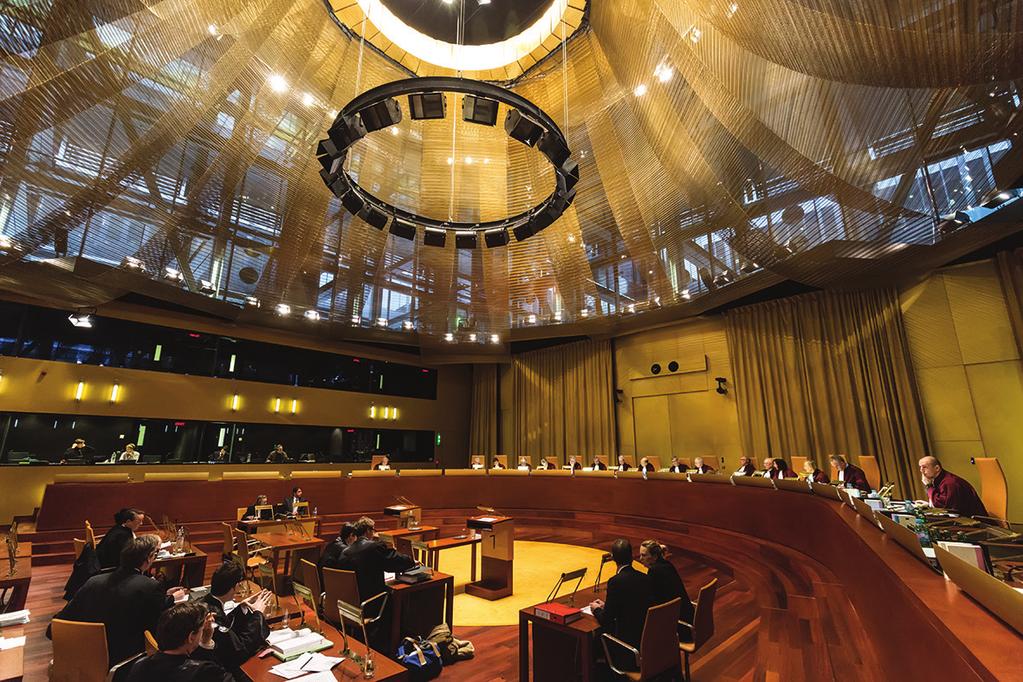 Kuvat etukannessa: Unionin tuomioituimen suuri sali Unionin tuomioistuimen istunto, viiden