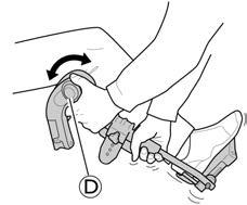 Kokoontaitetun jalkatuen avaaminen 1. Paina jalkatuki alas vastakappaleeseensa ja käännä sitä sitten eteenpäin niin, että se kiinnittyy.