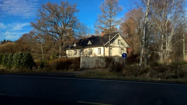 Koulun oppilaat ja seudun nuoret tapasivat kokoontua tanssimaan ja viettämään aikaa Glamarsbackenille. Glamars klontenilla olevaan kiveen on kaiverrettu vuosiluku 1897 99 ja nimikirjaimia.