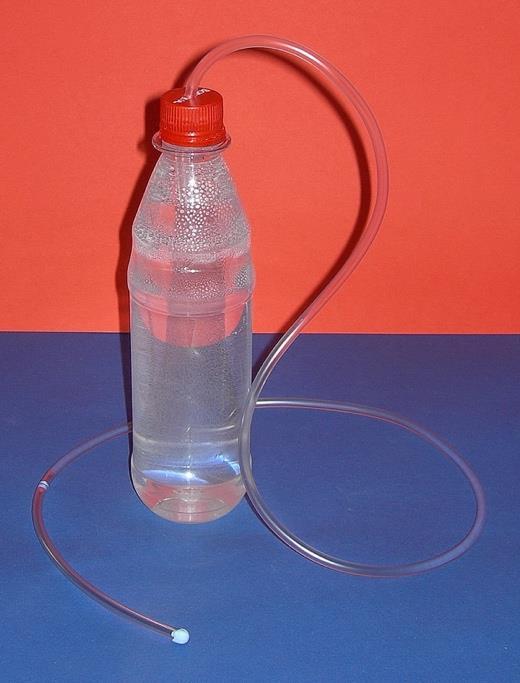 Oppilaan ohje: Valoputki Lähde: Das grosse Buch der Experimente. Über 200 spannende Versuche, die klüger machen. 2004. Mitä tarvitaan: - ohutta pehmeätä muoviputkea (n.