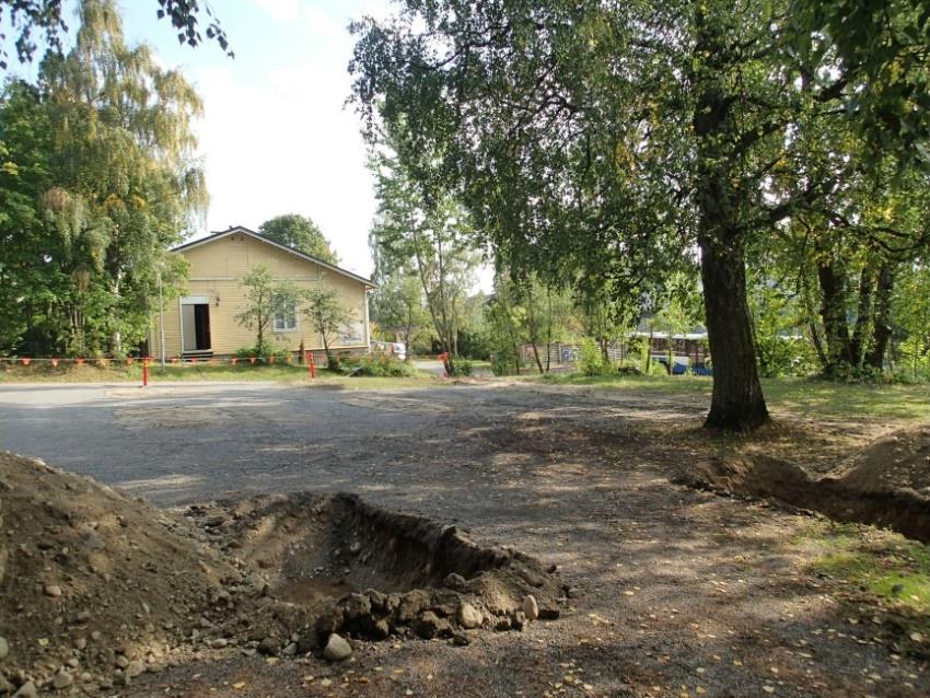 12 Parkkipaikalle (tontille A) kaivettuja koekuoppia ja koeojia