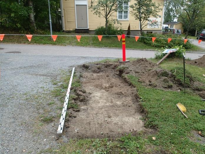 18 Koeoja 5 Pituus 3 m. Koukkarinkadun varressa. Päällä nurmikkomulta 10-15 cm.