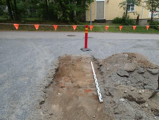 Koeoja 6 Pituus 2.5 m. Koukkarinkadun varressa pysäköintialueen sisääntulon kohdalla. Päällä soraa ja tasoitekerros 13 cm.