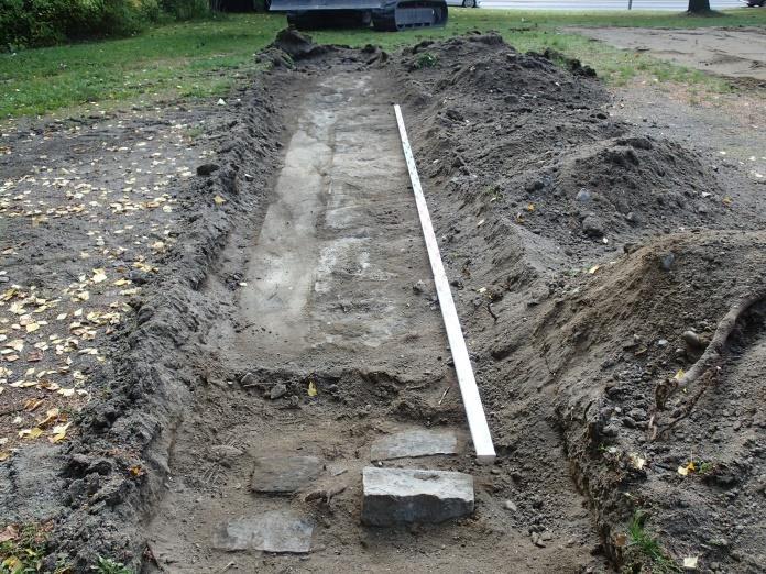 Lohkokivirakenteesta lounaaseen 4,5 m pitkä ja 70 cm leveä betonirakenne, tehty yhtenäisenä valuna. Osa rakennuksen perustusta.