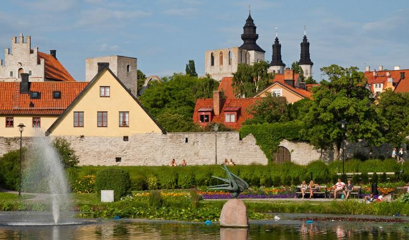 8 Keskiaikaviikolle Medeltida veckan på Gotland Suorilla lennoilla Hansakaupunki Visbyhyn. Ruusut, muurit, jylhät kalkkikivipilarit eli raukit.
