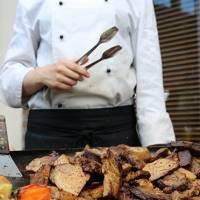Jokaiseen annokseen kuuluu monipuolinen ja kesäinen salaattibuffet, jälkiruokakahvit ja -teet sekä ruokajuomana vesi. Alle 12-vuotiaille kaikki annokset puolikkaina - 50%.