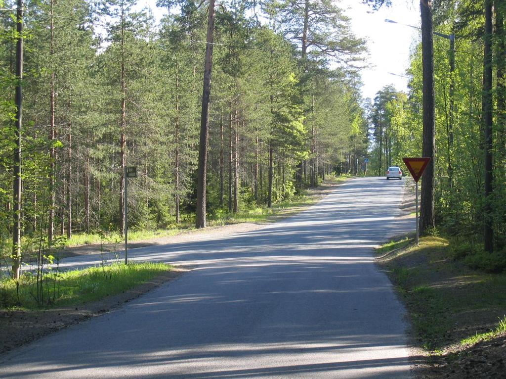 TAMPEREEN KAUPUNKI 10(42) Kuva 2.6. Tahmelankadun ja Tahmelantien liittymä lounaasta kuvattuna. Tällaisia kuvan 2.6 kaltaisia liittymiä voitaisiin parantaa tulokulmia muuttamalla.