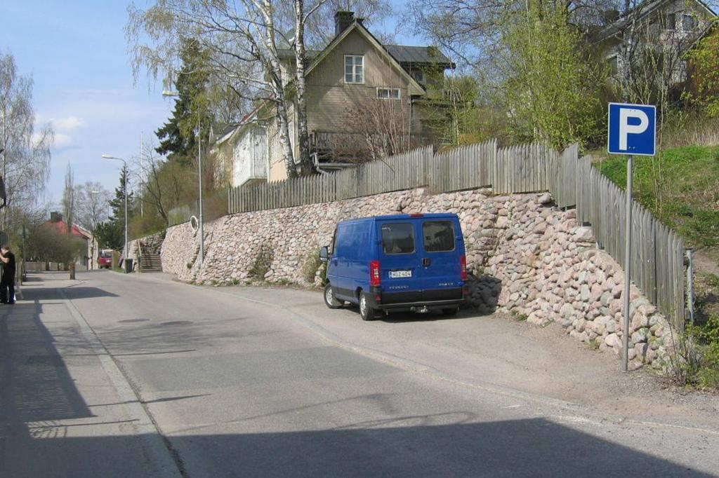 TAMPEREEN KAUPUNKI 19(42) Pysäköintipaikoista kertovien liikennemerkkien käyttö alueella on myös varsin kirjavaa.