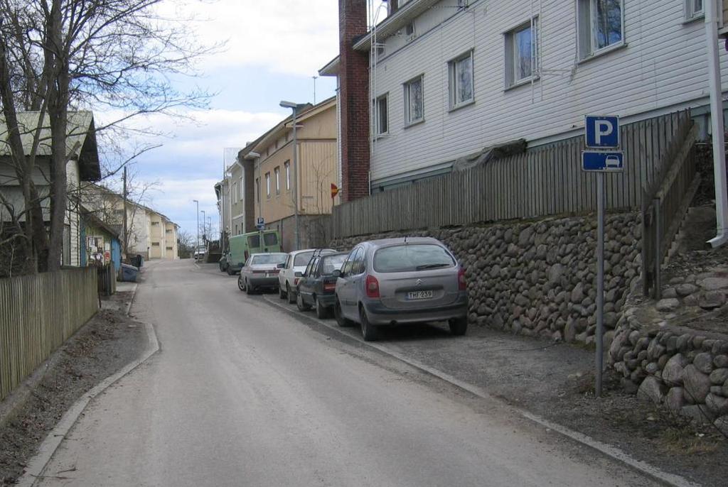15) ja myös alueelle sopivampia pienikokoisia P-merkkejä, joiden alla on pysäköintitapaa ilmaiseva lisäkilpi (katso kuva 2.16). Tämä merkintätapa sopisi kaikkialle Pispalan alueella.