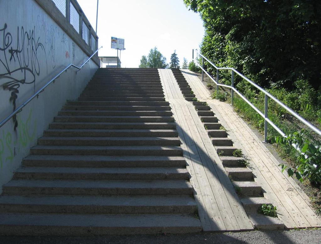 TAMPEREEN KAUPUNKI 26(42) Kuva 3.5. Pispalan valtatien alikululle johtavat portaat.