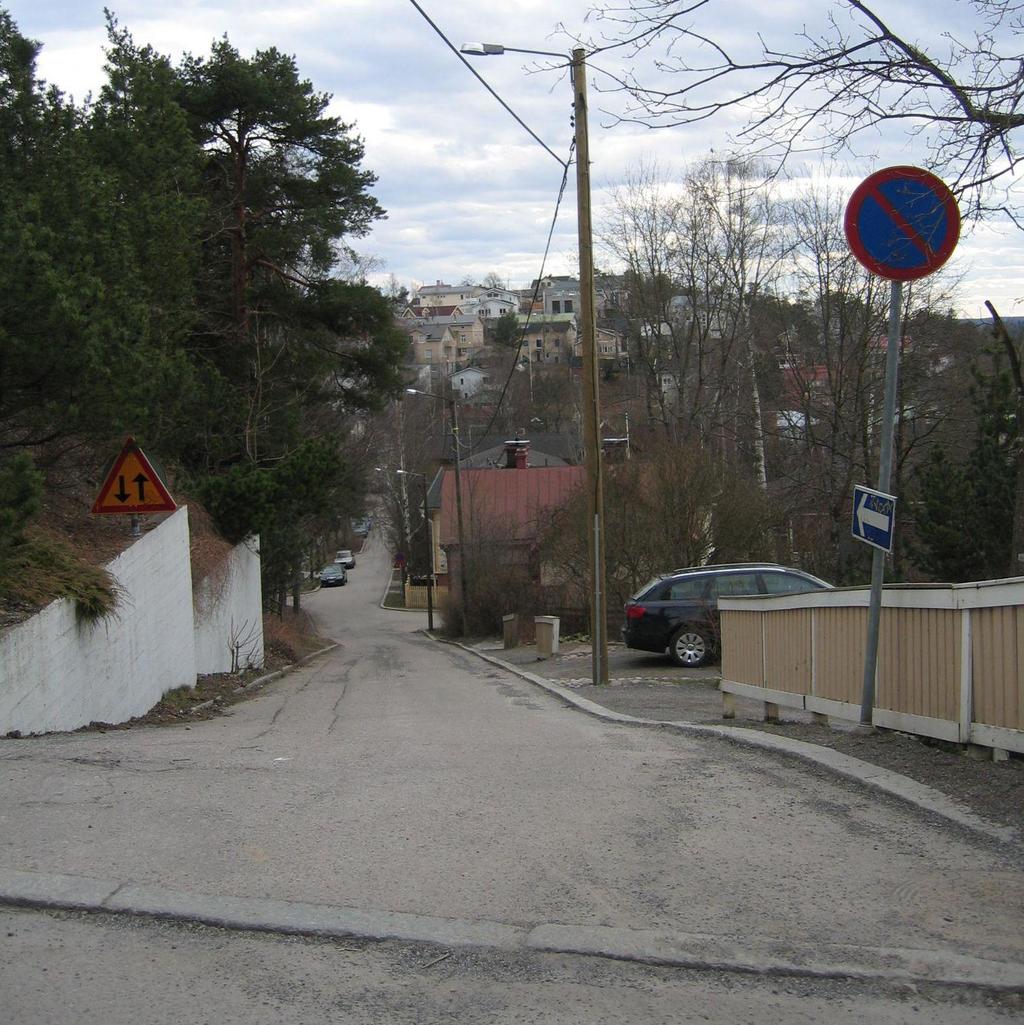 TAMPEREEN KAUPUNKI 6(42) Kuva 2.2. Torpankadulla on jyrkkä pituuskaltevuus. Pispalan katuja on saneerattu paljon ja tukimuureja on rakennettu runsaasti.