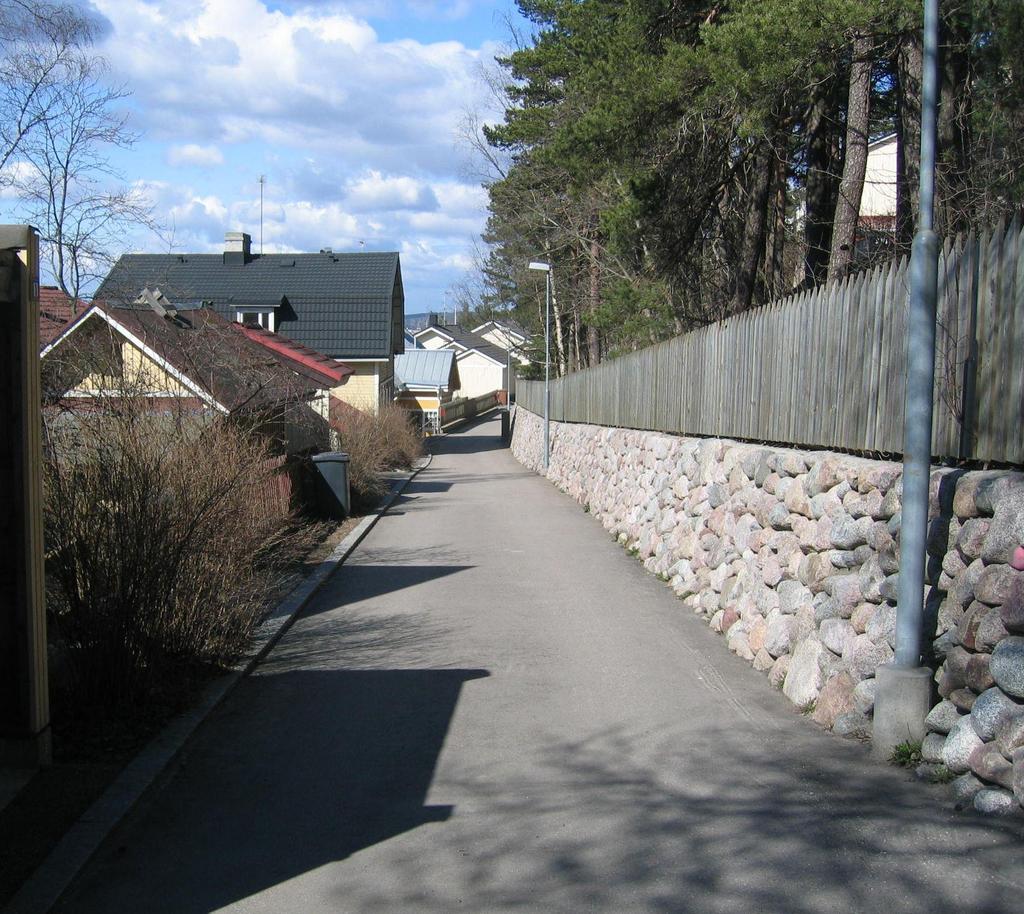 TAMPEREEN KAUPUNKI 7(42) Kuva 2.3. Kapea Provastinkatu tukimuureineen. Myös Tahmelan viertotiellä on rakennettu paljon tukimuureja saneerausten yhteydessä.