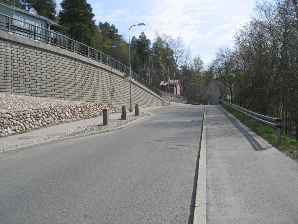 TAMPEREEN KAUPUNKI 8(42) Kuva 2.4. Tulo Tahmelan viertotien ja Kannaksenkadun liittymään Tahmelan viertotietä pitkin lännestä.