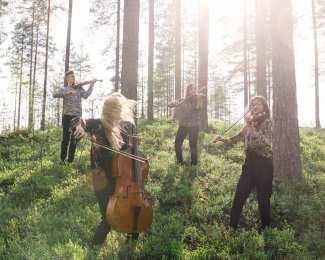Kuhmossa kesällä olevasta valokuvanäyttely voidaan lähettää festivaalin jälkeen eduskunnan näyttelytiloihin ripustettavaksi.