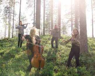 Kuhmossa kesällä olevasta valokuvanäyttely voidaan lähettää festivaalin jälkeen eduskunnan näyttelytiloihin ripustettavaksi.