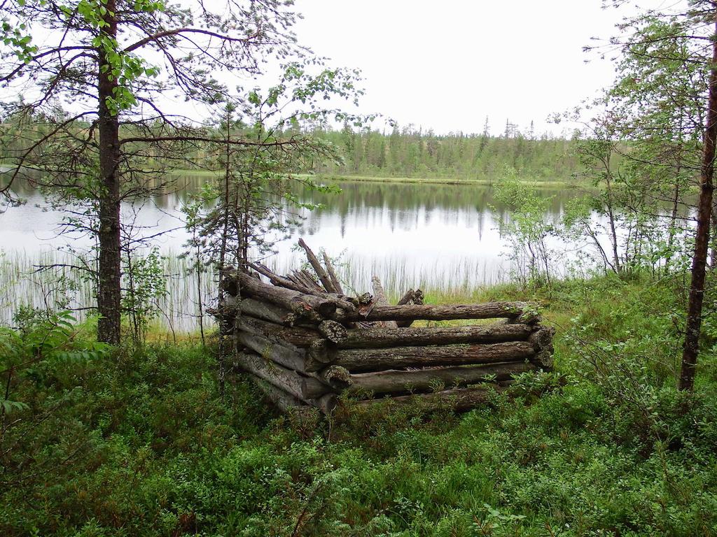 Rakennusjäännös kuvattuna koillisesta.