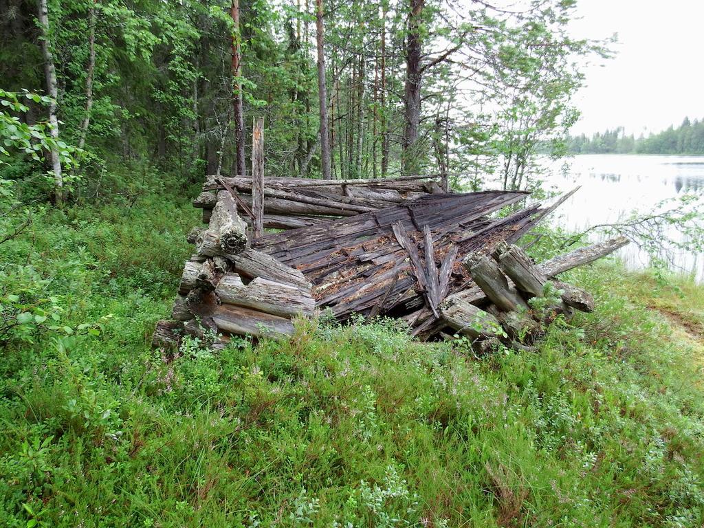 Rakennusjäännös kuvattuna lännestä.