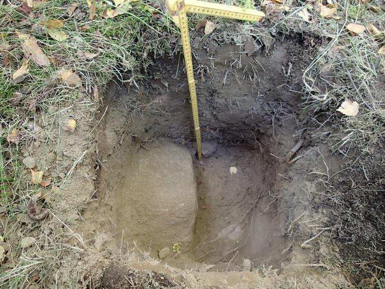 Kerrosjärjestys pinnasta lukien: 0-6 cm multa, 6-46 vaaleanharmaa ja juureva hieta, jossa hieman soraa sekä 46-50 cm punertava sorainen hieta, jossa halkaisijaltaan n.
