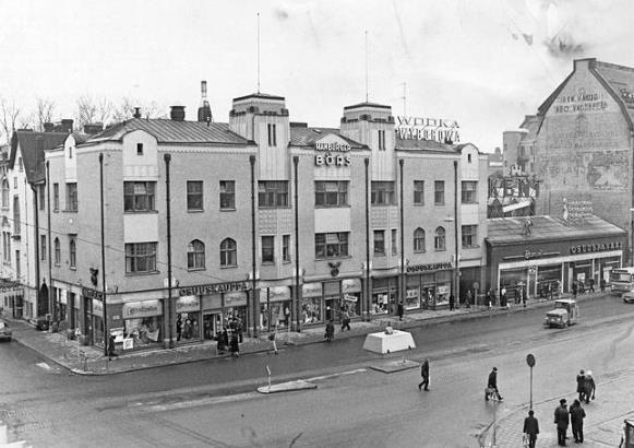 17 Kuva 30. Kaupunkinäkymä vuodelta 1973, ennen purkua. Oy Centrum Ab myi kiinteistön Turun osuuskaupalle vuonna 1942, joka pohti tontin tehokkaampaa hyödyntämistä.