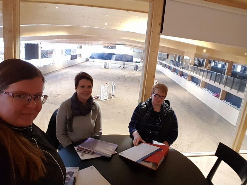 Nuorisovastaavat Jenni Suhonen, Maare Paljakka ja Krista Heikkilä Buustia Nuorisotoimintaan-koulutuksessa Ratsastuskeskus Ainossa 1.4.2017 5.