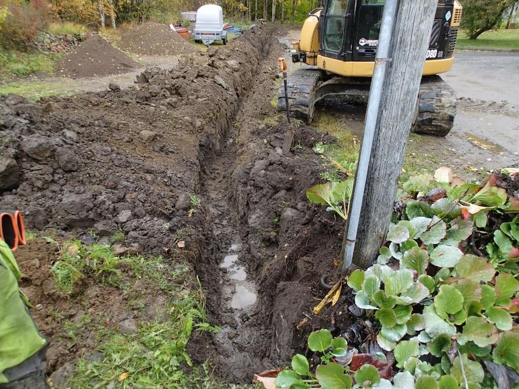 6 Luoteeseen. Ojan kaakkoinen loppupää valmiiksi kaivettuna. Havainto 1. Kaakkoon. Tiilimurskakerros ojan pohjoisessa alkupäässä, pohjamaan pinnassa.