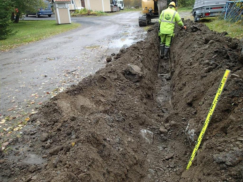 7 Havainto 2. Kaakkoon. Seinälinjalta vaikuttavat kivet näkyvät heti latan takana. Kahden kiven välistä on kaivettu pois yksi iso kivi.