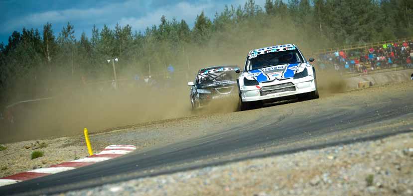 Rallicrossissa ajettavat yhteislähdöt ja lajille ominainen tasainen kamppailu takaavat, että sijoituksista ajetaan tiukasti maaliin asti.