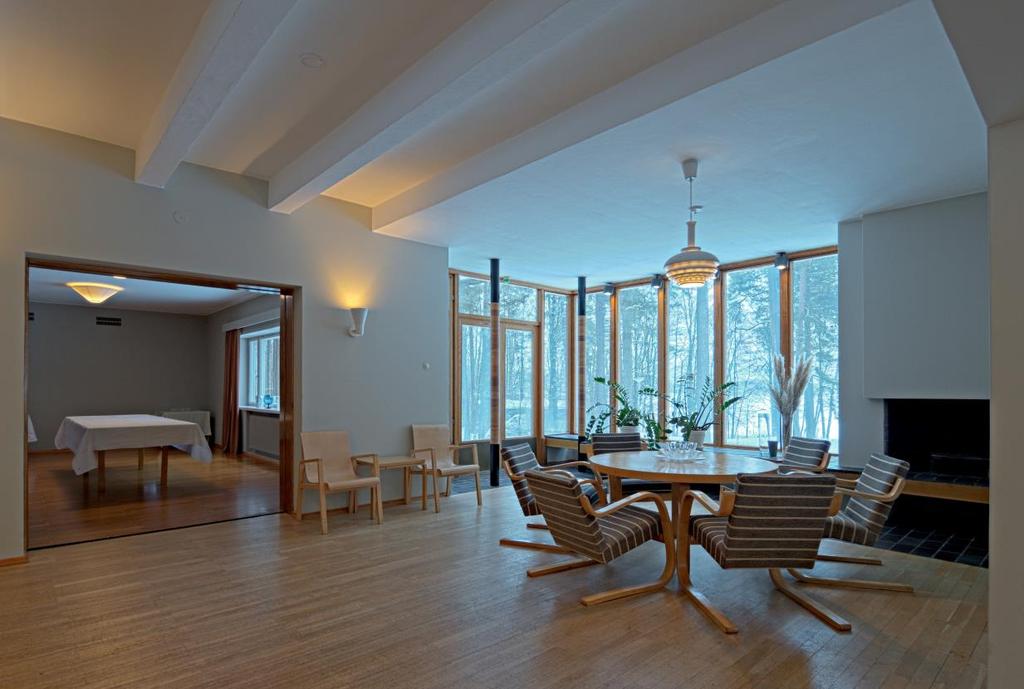 Arkkitehti Alvar Aallon suunnittelema, vuonna 1937 valmistunut tehtaanjohtajan talo Kantola meren rannalla on vuokrattavissa kokouksiin