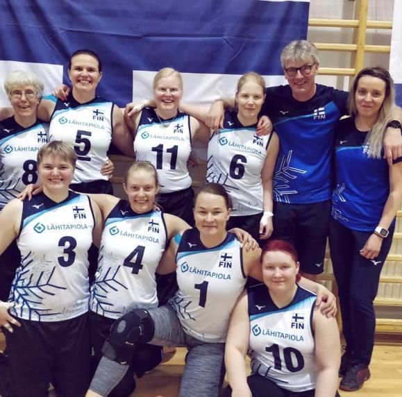 Turnauksen lopputulokset: Team FIN Unkarissa 27.4.2019 Ylh. vas.: Raija Möller, Annukka Jäätteenmäki, Petra Pakarinen, Karoliina Halme, Jari Lankinen ja Johanna Kotikangas sekä alh. vas.: Satu Kuisma, Hanna-Maria Sariluoto, Maria Viitala ja Laura Haaranen (Kuva: Team FIN) 1.