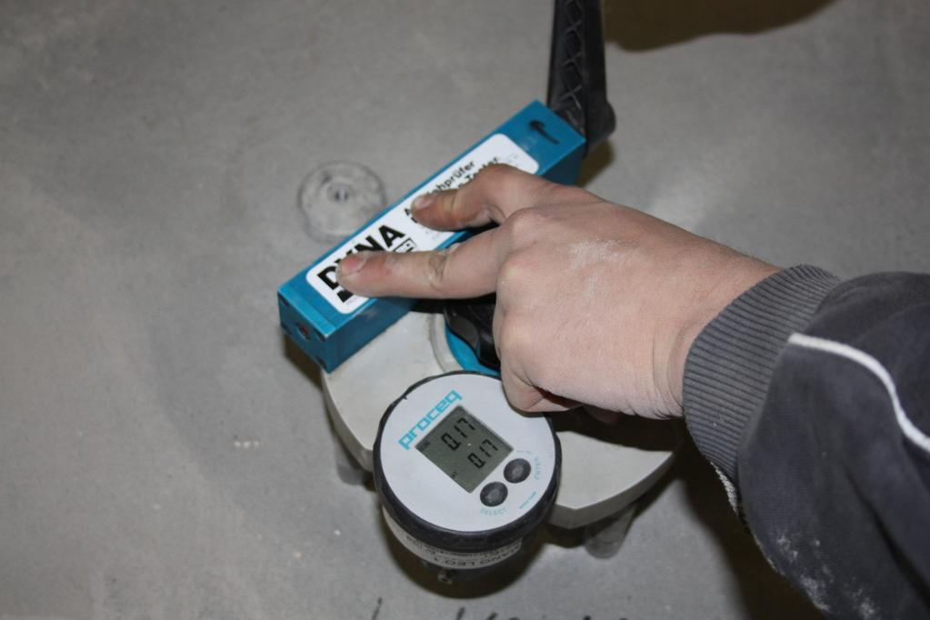 Kuvassa 6 on betonin tartuntavetolujuuden mittaamiseen käytettävä vetolaite.