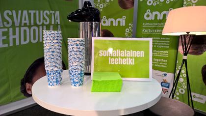 15. NOSTOJA MATKAN VAR- RELTA Käsitteet selväksi, tapakulttuuri tutuksi Educassa vieraili hyvin suomen keiltä taitava opettajaryhmä. ånni kiinnosti heitä kovasti.
