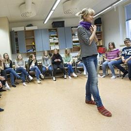 Koska keli oli hyytävä ja sateinen, jäi osa osallistujista olosuhteiden pakosta ilman taidetta ja ulkoilua. Tästä harmistuneena luotsit päättivät viedä taiteen heinäkuussa suoraan vanhusten koteihin.