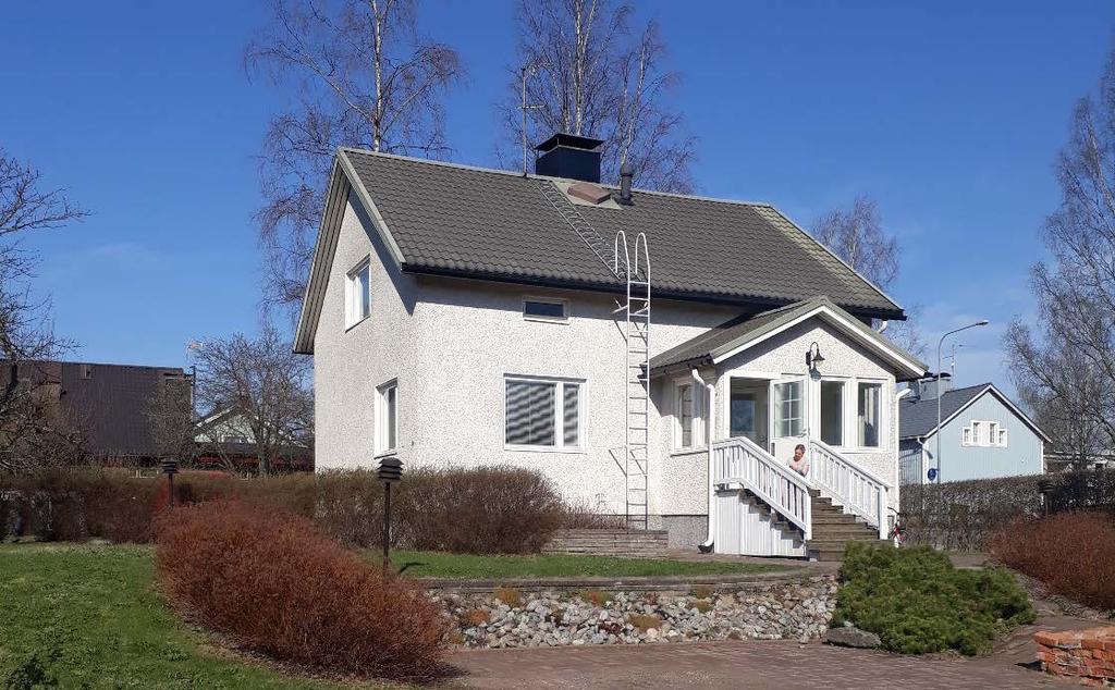 3 pientalotonttia, joiden rakentuminen ajoittuu 50-luvun alkupuolelle. Kallioisenkadun pohjoispuolella, Ali-Huikkaantien varressa jatkuvat saman aikakauden pientalot.