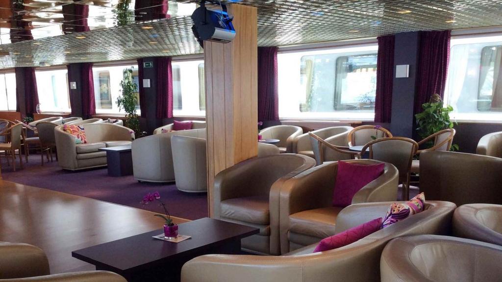 Laiva Palvelut Lounge-bar sijaitsee keskimmäisellä