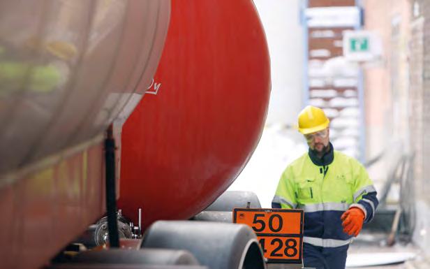 VASTUULLINEN JA TEHOKAS HANKINTA PERUSTUU HYVIIN KUMPPANUUKSIIN 23 TAVOITTEET 94 % raaka-ainehankintojen arvosta tulee toimittajilta, jotka ovat hyväk syneet UPM:n Toimintaohjeen toimittajille ja