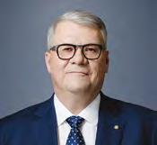Jäsen vuodesta 27 Riippumaton merkittävistä osakkeenomistajista, ei-riippumaton yhtiöstä s. 196, Suomen kansalainen Dipl. ins. UPM:n osakkeita 418 859 UPM-Kymmene Oyj:n toimitusjohtaja vuodesta 24.