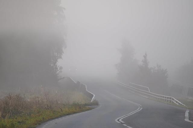 KESKUSTELEVAT AUTOMAATTIAUTOT ERI OLOSUHTEISSA Keliolosuhteet» Aurinkoista, pilvistä, sateista - > onko normaalitila?