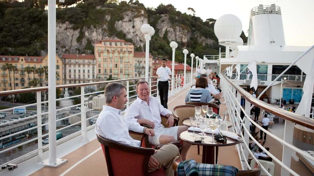 Laiva Palvelut Azamara Questilla ja Journeylla on kaksi erikoisravintolaa, Prime C sekä Aqualina (lisämaksusta).