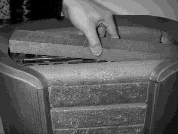 Manuale di installazione e uso HELO CAVA / HELO ROXX DET 9 Installare la pietra con i bordi arrotondati.