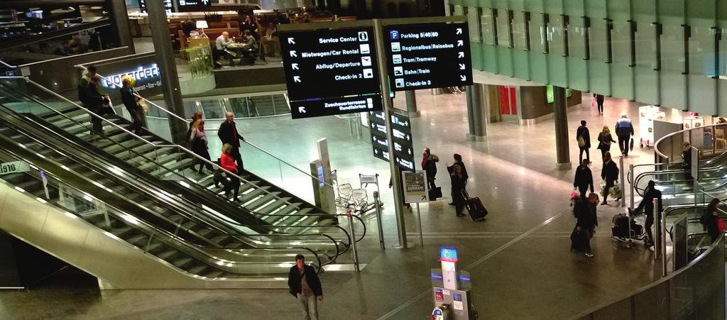 Keine Panik. da vorn(e) der Check-in-Automat, -Automaten benutzen Na klar. Komm! das Handgepäck (yks.) Wo ist das Handgepäck? tragen, trägt, hat getragen Ei mitään paniikkia.