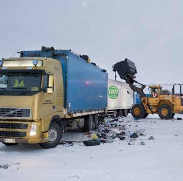 Kukkuroinmäen jätekeskuksessa kuorman käy tyhjentämässä keskimäärin 12 kuivajäteautoa arkipäivisin. Jäteauton keskimääräinen kuorman paino on 6 000 kiloa, enimmillään jopa 10 000 kiloa.