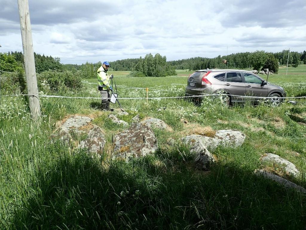 Koekuopat 6-9 tehtiin pellolle kuopat 6 ja 7 sijoittuvat mökkitien eteläpuolelle ja kuopat 8 ja 9 mökkitien pohjoispuolelle. Koekaivettavan alueen kaakkoisosa, kuvan etualalla koekuoppa 9.