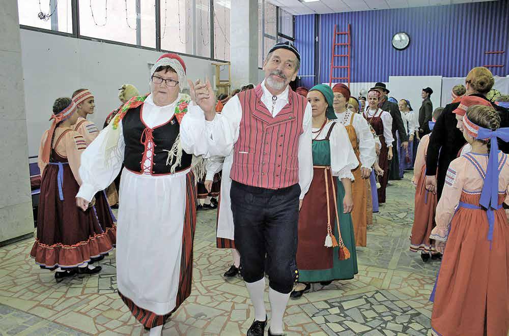 Teatran lava jo on niidy harvinazii kohtii, kus karjalua suau kuulta da sidä paistah keskenäh sentämän verran ristikanzua.