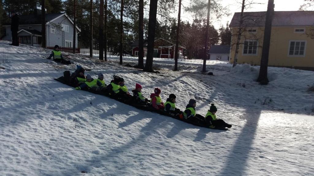 Talvisella retkellä mäkeä laskemassa ja syksyisellä eväsretkellä lähiympäristössä.