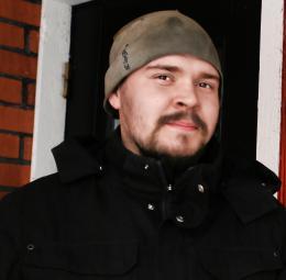 Käy- tössämme on 45 kuution vetoinen merikontti, johon lanta siirretään tiellä olevasta vaunusta.