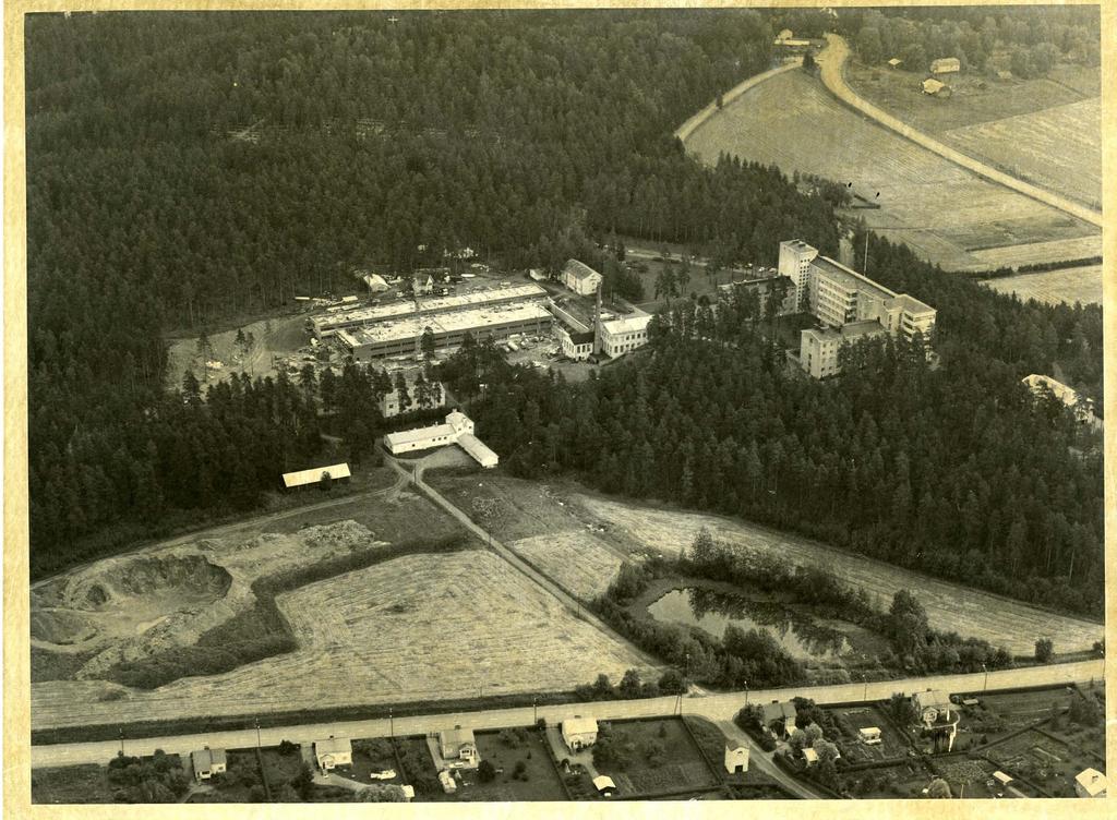 1974 Parantola-alue 8.9.1974. Keskussairaalan talousrakennus rakenteilla. Kuva Hämeenlinnan kaupunginmuseo.