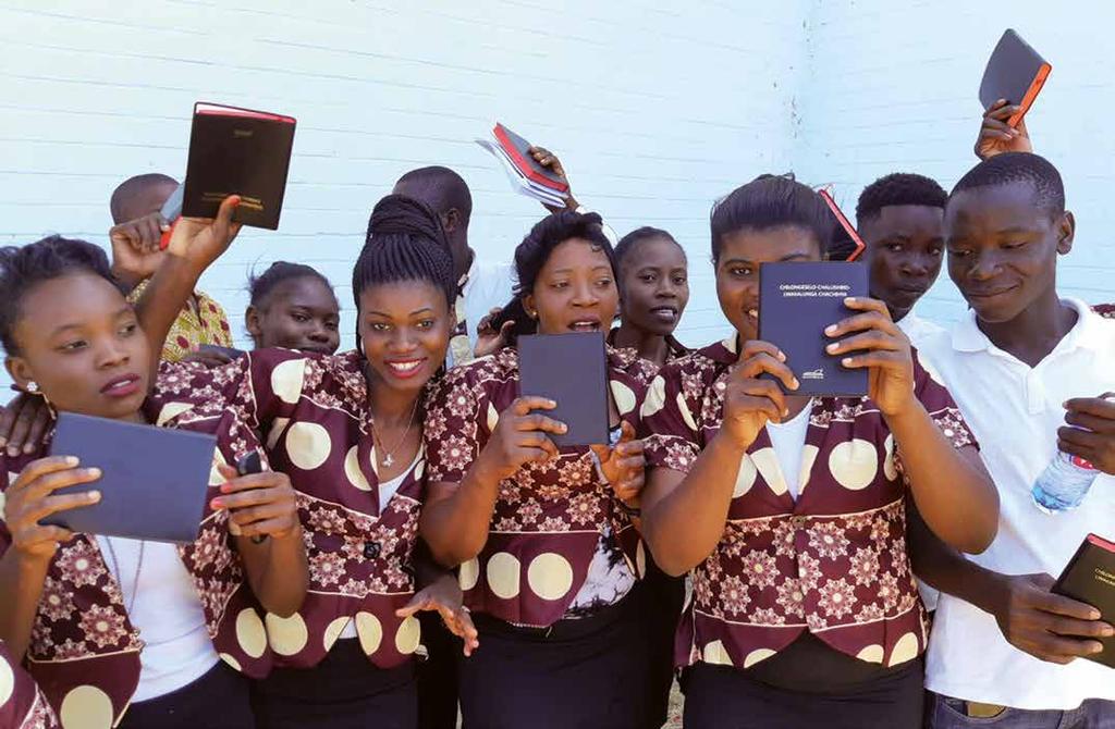 TEKSTI: SEPPO SIPILÄ KUVAT: SUOMEN PIPLIASEURA Sambialaisnuoret iloitsevat uudesta luvalen Uuden testamentin käännöksestä.